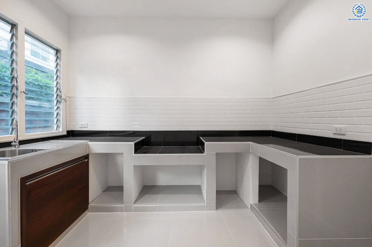 บ้านตกแต่งใหม่ โครงการ มัณฑนา  วัดพระเงิน ตกแต่งหรูหราดีไซน์สุด Classic เนื้อที่ 85.6 ตร.ว ฟังก์ชันจัดเต็ม 3 ห้องนอน 4 ห้องน้ำ 1 ห้องแม่บ้าน จอดรถได้ถึง 2 คัน เชื่อมต่อถนนกาญจนาฯ ใกล้รถไฟฟ้าสายสีม่วง "สถานีสามแยกบางใหญ่" และทางด่วน "ศรีรัช" รายล้อมด้วยสิ่งอำนวยความสะดวกมากมาย